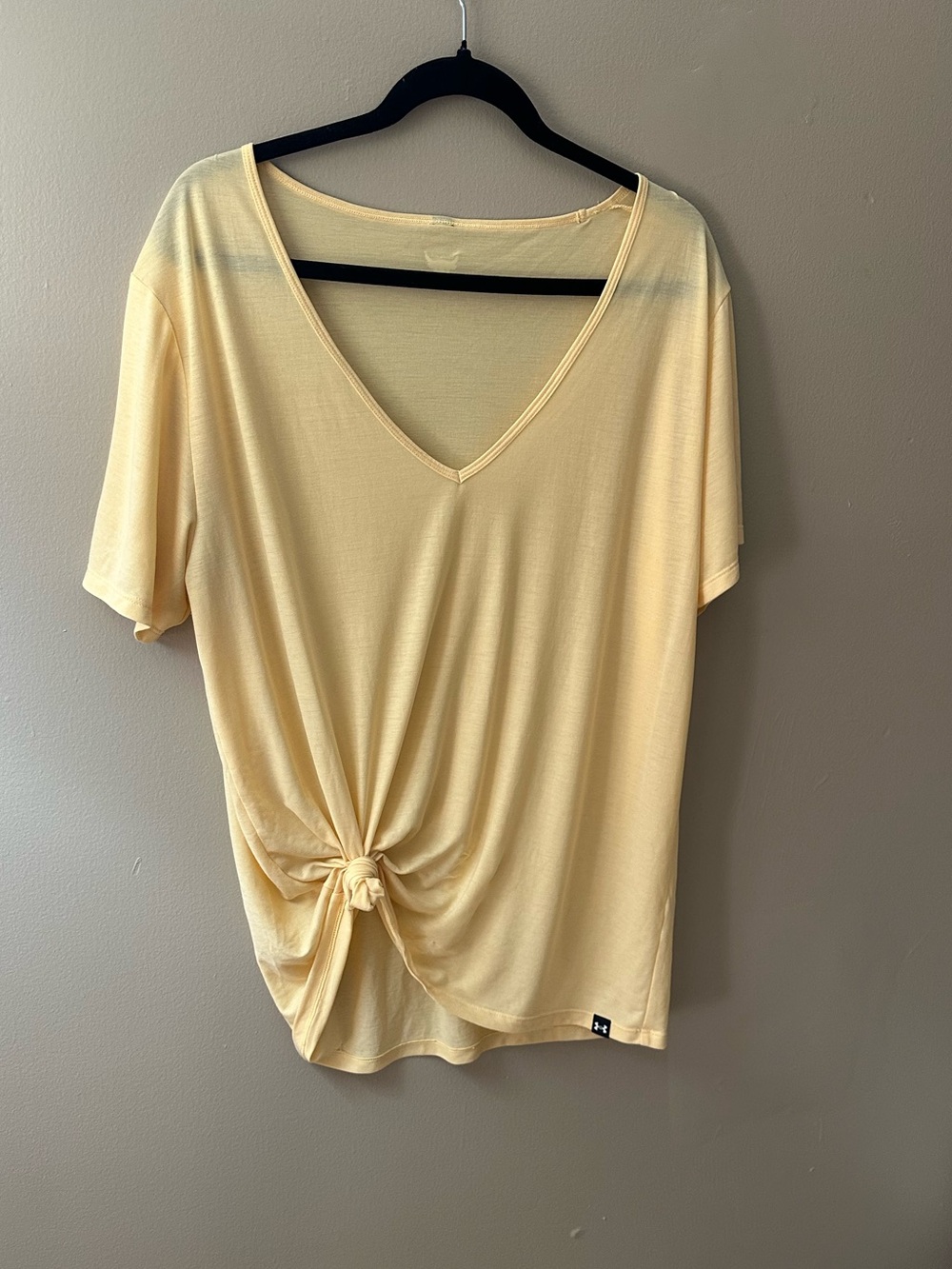 Under Armour Project Rock Women’s V-Neck Short Sleeve Shirt Light Yellow - L/XL